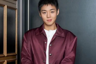 Park Ji Hoon en Négociations pour un Nouveau Drama Romantique aux Accents Mélancoliques